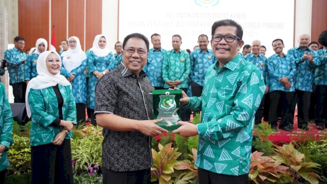 Pj Sekretaris Daerah Provinsi Sulsel Andi Aslam Patonangi, saat menghadiri acara Pelantikan dan Raker Dewan Pengurus Wilayah Kerukunan Keluarga Pinrang (DPW-KKP), Sabtu (14/01/2023). (Istimewa)