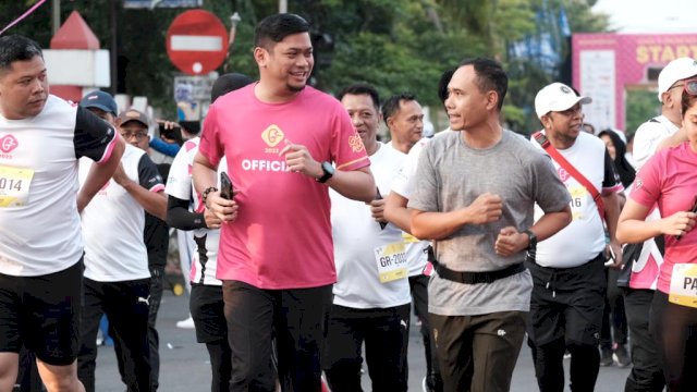 Bupati Gowa Adnan Purichta Ichsan saat ikut menjadi peserta dalam Gowa Run 2023 yang mengambil rute tempat-tempat bersejarah yang ada di Kabupaten Gowa, Minggu (15/01). (Dok. Humas Gowa)