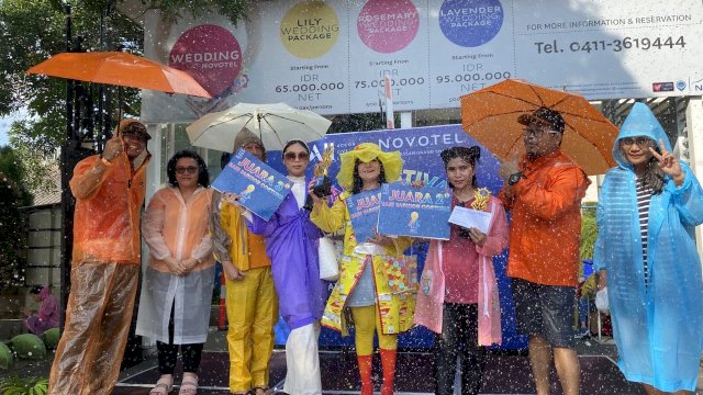 Peserta penerima hadiah yang ikut memeriahkan Rain Festival Novotel Makassar di Jalan Jendral Sudirman, Minggu (15/01). (Dok. Marcom Novotel Makassar)