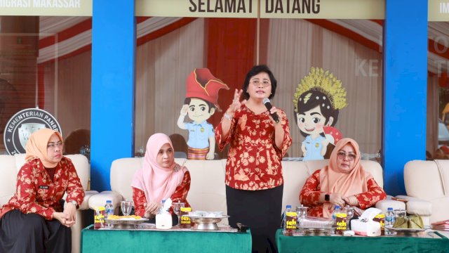 Penasehat Wanita Pengayoman Sulawesi Selatan Ibu Dame Yosefina Hutapea saat memberikan sambutan di sela-sela Pertemuan Perdana Anggota Dharma Wanita Pengayoman Sulawesi Selatan di pelataran Kantor Imograsi Kelas I TPI Makassar (Kanim Makassar), kemarin. (Dok. Humas Kanwil Kemenkumham Sulsel)