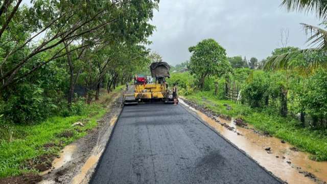 Pengerjaan akses jalan menuju wisata Air Terjun Batu Manrusu di Desa Belapunranga, Kabupaten Gowa. (Istimewa)