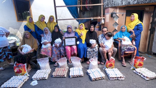 PIKK PLN UID Sulselrabar saat menyalurkan paket sembako kepada Lansia dan Dhuafa di Kota Makassar dan sekitarnya. (Istimewa)
