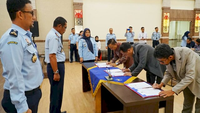 Kakanwil Kemenkumham Sulsel Liberti Sitinjak saat hadir menyaksikan langsung penandatanganan perjanjian kerjasama terkait pemberian bantuan hukum untuk masyarakat kurang mampu, di Aula Kanwil Kemenkumham Sulsel, Senin (16/01). (Dok. Humas Kanwil Kemenkumham Sulsel)