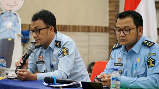 Kadivyankum Kanwil Kemenkumham Sulsel Hernadi saat memberikan arahan di sela-sela pertemuan dengan OBH di Aula Kanwil Kemenkumham Sulsel, Senin (16/01). (Dok. Humas Kanwil Kemenkumham Sulsel )