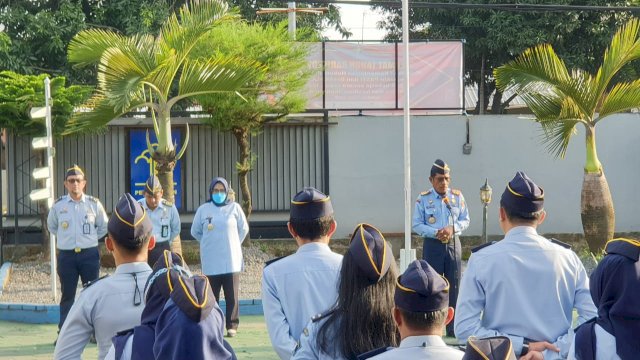 Kakanwil Kemenkumham Sulsel Liberti Sitinjak dalam arahannya saat memimpin apel pagi, di Halaman Kanwil Kemenkumham Sulsel, Selasa (17/01). (Dok. Humas Kanwil Kemenkumham Sulsel )