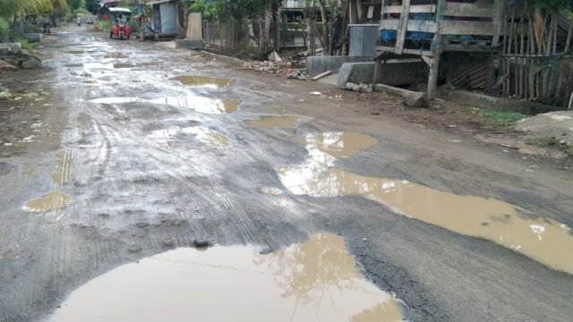Kondisi Jalan di Desa Punaga, Kabupaten Takalar, yang rusak parah. (Istimewa)