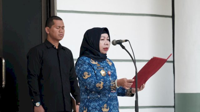 Sekretaris Daerah Kabupaten Gowa Kamsina saat menjadi inspektur upacara Peringatan Hari Kesadaran Nasional, di Lapangan Kantor Bupati Gowa, Selasa (17/01). (Dok. Humas Gowa)