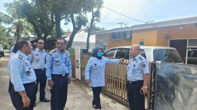 Kakanwil Kemenkumham Sulsel Liberti Sitinjak didampingi pejabat lainnya saat melakukan peninjauan aset milik Kanwil Kemenkumham Sulsel. Salah satunya di Perumahan Dinas Pegawai Kanwil Kemenkumham Sulsel, Selasa (17/01). (Dok. Humas Kanwil Kemenkumham Sulsel)