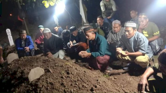 Proses pemakaman Yaya Cahyadi di TPU Lempangeng, Kecamatan Sinjai Utara, Kabupaten Sinjai, Selasa (17/01/2023). (Istimewa)