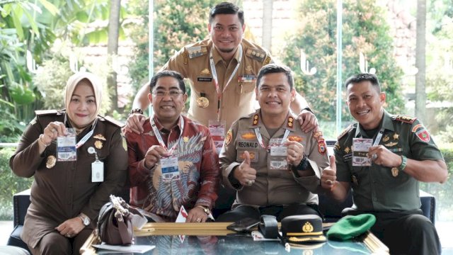 Bupati Gowa Adnan Purichta Ichsan (belakang) saat foto bersama dengan Forkopimda Kabupaten Gowa yakni Ketua DPRD Kabupaten Gowa, Rafiuddin, Kapolres Gowa, AKBP Reonald TS Simajuntak, Dandim 1409 Gowa, Letkol INF Muhammad Isnaeni Natsir dan Kepala Kejaksaan Negeri Gowa, Yeni Andriani saat menghadiri Rakornas Kepala Daerah dan Forkopimda Tahun 2023, di Sentul International Convention Center, Bogor, Jawa Barat, kemarin. (Dok. Humas Gowa)
