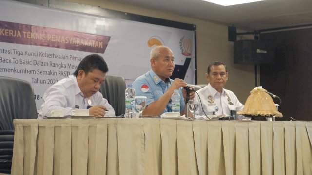 Direktur Keamanan dan Ketertiban (Dirkamtib) Direktorat Jenderal Pemasyarakatan (Ditjenpas), Abdul Aziz (tengah) dan Kepala Divisi Pemasyarakatan Kanwil Kemenkumham Sulsel Suprapto (kanan) saat menghadiri Rapat Kerja Teknis (Rakernis) Pemasyarakatan, di Meeting Room Hotel Claro Makassar, Rabu (18/01). (Dok. Humas Kanwil Kemenkumham Sulsel)