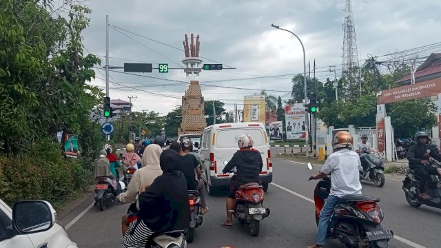 Kondisi Arus lalu lintas dipertigaan Tugu Bambu, Kecamatan Sinjai Utara