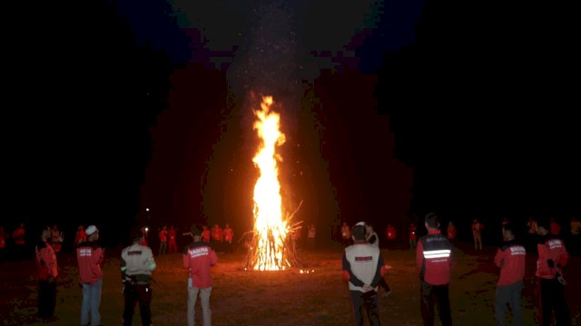 Api unggun di kemah siaga bencana Baguna di Kabupaten Banjar, Kalimantan Selatan. (Istimewa)