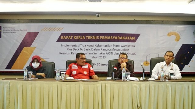 Sekretaris Direktorat Jenderal Permasyaraktan (Sesditjenpas) Heni Yuwono (kiri), Kakanwil Kemenkumham Sulsel Liberti Sitinjak (kedua kiri) dan Kepala Devisi Pemasyarakatan Kanwil Kemenkumham Sulsel Suprapto (kanan) saat menghadiri Rakernis Pemasyarakatan Kanwil Kemenkumham Sulsel, di Hotel Claro Makassar, kemarin. (Dok. Humas Kanwil Kemenkumham Sulsel)