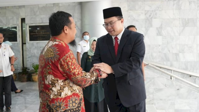 Gubernur Sulsel Andi Sudirman Sulaiman, menyalami Rektpr ITB Prof. Arif Satria. (Istimewa)