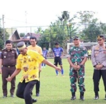 Wakili Bupati, Staf Ahli Bidang Sosial dan SDM Pemkab Soppeng Tendang Bola Liga 3 Zona Sulsel