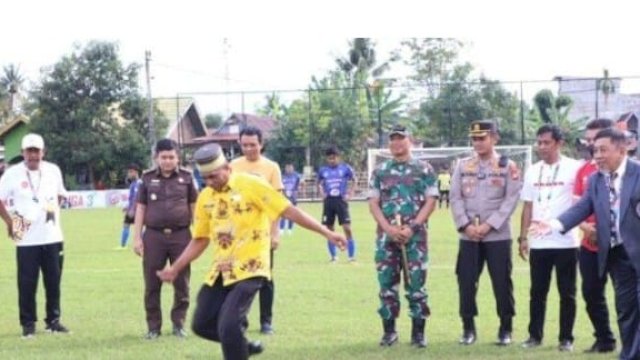 Staf Ahli Bidang Sosial dan SDM Pemkab Soppeng Andi Fithratuddin melakukan tendangan pertama sebagai tanda pembukaan Sepak Bola liga 3 zona Sulsel di Lapangan Hikmat Takkalala, Kamis (19/01/2023). (Istimewa)