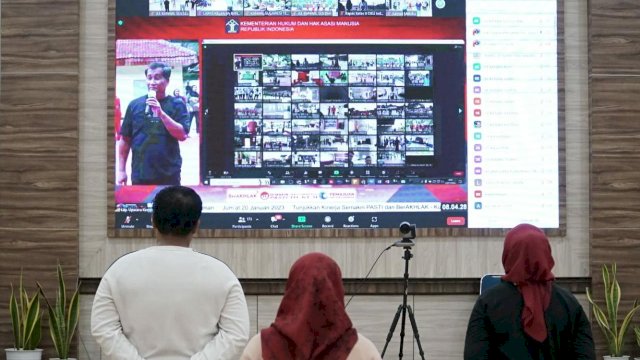 Jajaran ASN Kanwil Kemenkumham Sulsel saat mengikuti Senam Daring Bersama Jajaran Kemenkumham se-Indonesia, Jumat (20/01/2023). (Dok. Humas Kanwil Kemenkumham Sulsel)