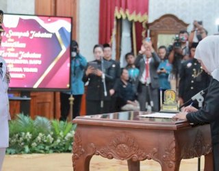 Gubernur Khofifah Lantik Aries Agung Paewai Jadi Pj Wali Kota Batu, Titip Pesan Kembangkan Sektor Wisata dan Ekonomi Kreatif