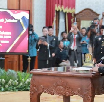 Gubernur Khofifah Lantik Aries Agung Paewai Jadi Pj Wali Kota Batu, Titip Pesan Kembangkan Sektor Wisata dan Ekonomi Kreatif