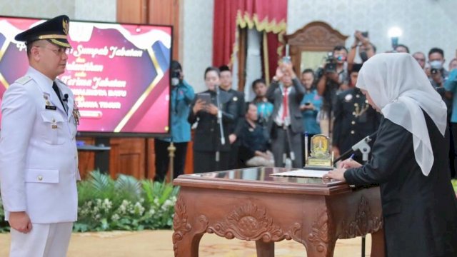 Ket : Gubernur Jawa Timur Khofifah Indar Parawansa secara resmi melantik Aries Agung Paewai S.STP. MM sebagai Pj Wali Kota Batu (Istimewa)