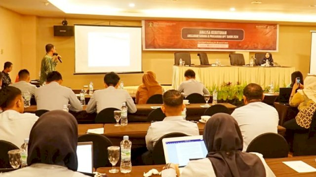 Puluhan UPT lingkup Kanwil Kemenkumham Sulsel saat mengikuti penerimaan materi pada Analisis Kebutuhan Anggaran Sarana dan Prasarana Unit Pelaksana Teknis (UPT) Tahun 2024, di Hotel Claro Makassar, kemarin. (Dok. Humas Kanwil Kemenkumham Sulsel)