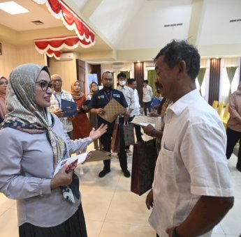 Serahkan SK Pensiun, Bupati Luwu Utara : Terus Beri Manfaat Untuk Masyarakat