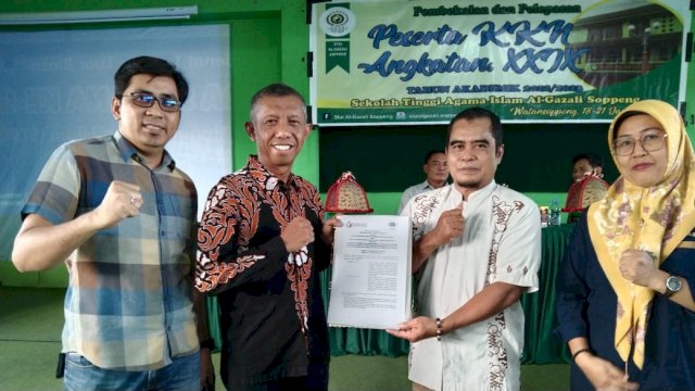 Penandatanganan MoU antara Bawaslu Soppeng dan STAI Al-Gazali untuk melibatkan Mahasiswa KKN dalam pengawasan Pemilu. (Istimewa)