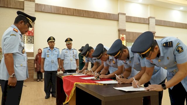 Kakanwil Kemenkumham Sulsel Liberti Sitinjak saat melantik lima pejabat fungsional di Aula Kanwil Kemenkumham Sulsel, kemarin. (Dok. Humas Kanwil Kemenkumham Sulsel)
