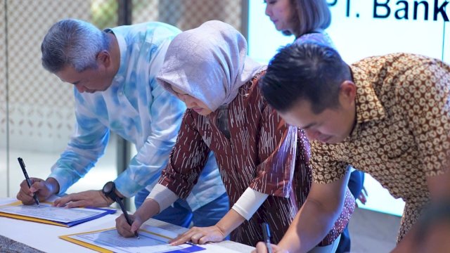 Seremonial penandatanganan kerjasama KPA Apartemen Bandaraya dilakukan oleh Senior Vice President Bank Mandiri Dessy Wahyuni (tengah), Vice President Bank Mandiri Noviandika Sukanto (kiri), CEO FKS Land Farry Ongko Widjaja (kanan), di Private Lounge Mandiri, kemarin. (Dok. Marketing Communications FKS Land)