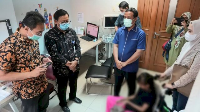 Gubernur Sulsel Andi Sudirman Sulaiman, saat menjengkuk anak kelainan jantung di RSCM Jakarta, Jumat (20/01/2023). (Istimewa)