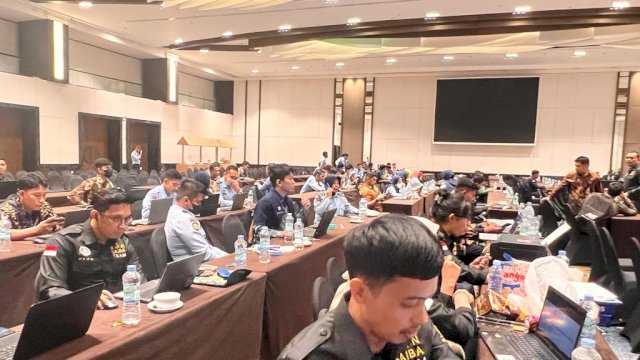 Kanwil Kemenkumham Sulsel beri penguatan kepada pegawai dalam membuat laporan keuangan yang akuntabel melalui Pra Rekonsiliasi Data Laporan Keuangan yang berlangsung di Hotel Claro Makassar, kemarin. (Dok. Humas Kanwil Kemenkumham Sulsel)
