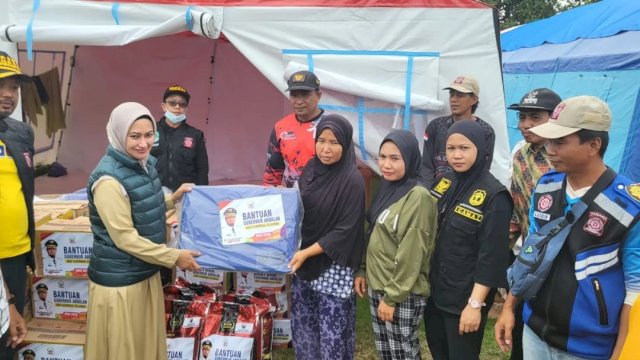Bupati Luwu Utara Indah Putri Indriani, saat menyalurkan bantuan Gubernur Sulsel kepada warga terdampak banjir, Sabtu (21/01/2023). (Istimewa)