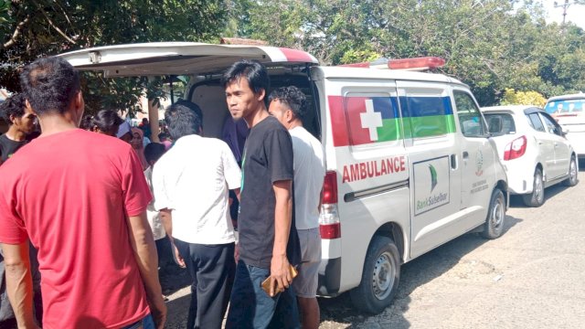 Tim Andalan Sulsel Peduli, saat menjemput bayi Hasifa warga Desa Awogading, Kecamatan Lamasi, Kabupaten Luwu, Senin (23/01/2023). (Istimewa)