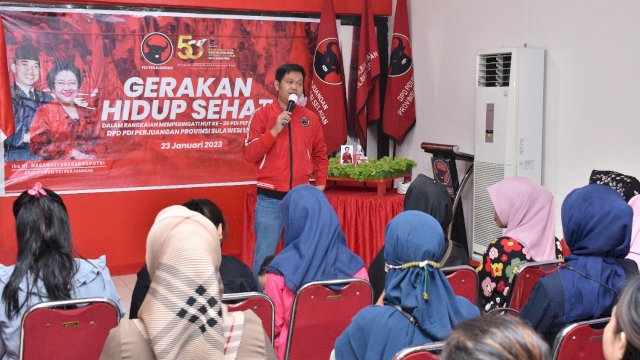 Kepala Baguna PDIP Sulsel, dr Fadli Ananda saat berbagai pengetahuan terkait bagaimana melakukan hidup sehat pada kegiatan Gerakan Hidup Sehat di Sekretariat DPD PDIP Sulsel, kemarin. (Dok. Istimewa)