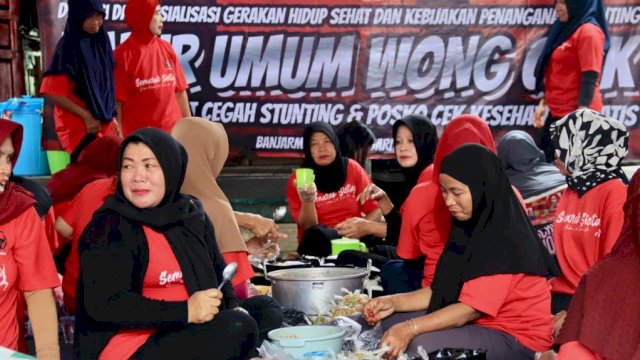 Badan Penanggulangan Bencana DPD PDI-Perjuangan Kalimantan Selatan saat menggelar Dapur Umum Wong Cilik bersama masyarakat di Kelurahan Sungai Bilu, Kota Banjarmasin, Senin (23/01/2023). (Istimewa)