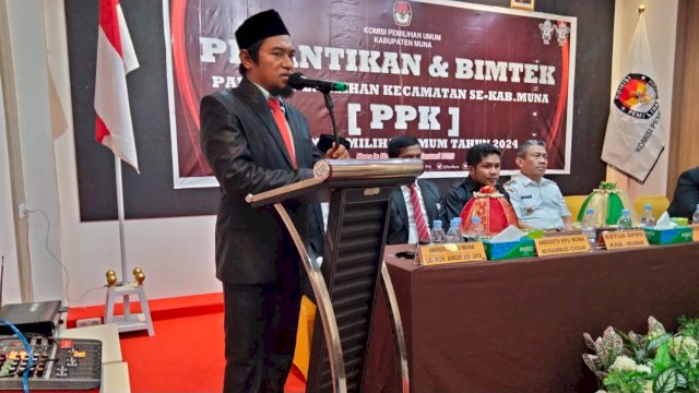 Ketau KPU Kabupaten Muna, Kubais, memberikan sambutan saat pelantikan Anggota PPS, Selasa (24/01/2023). (Foto: Rustam / Republiknews.co.id)