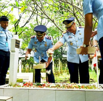 Peringatan HBI ke-73 Tahun, Kanwil Kemenkumham Sulsel Ziarah ke 5 Makam Pahlawan