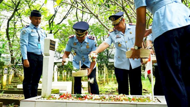 Pelaksanaan ziarah makam dan tabur bunga menjadi rangkaian peringatan HBI ke-73 di jajaran Kanwil Kemenkumham Sulsel. (Dok. Humas Kanwil Kemenkumham Sulsel)