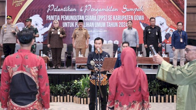 Ketua KPU Gowa Muhtar Muis saat melantik dan mengambil sumpah anggota PPS pada Pelantikan dan Pengambilan Sumpah Panitia Pemungutan Suara (PPS) Se-Kabupaten Gowa di Four Point by Sheraton Makassar, Selasa (24/01). (Dok. Humas Gowa)