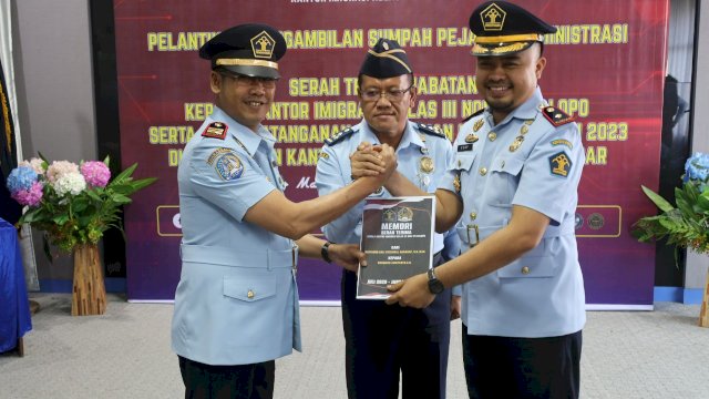 Kadiv Keimigrasian Kanwil Kemenkumham Sulsel Jaya Saputra (tengah) saat menyaksikan penyerahan jabatan kepada Rachmad Ardiyanto sebagai Kepala Kantor Imigrasi Kelas III Non TPI Palopo yang berlangsung, di Aula Kantor Imigrasi Makassar, Selasa (24/01). (Dok. Humas Kanwil Kemenkumham Sulsel)