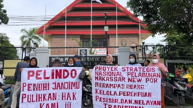 Sejumlah perempuan pesisir dan nelayan tradisional bersama SP Anging Mammiri melakukan Aksi Pembentangan Spanduk, di depan Kantor DPRD Provinsi Sulawesi Selatan, Selasa (24/01). Aksi ini dalam rangka meminta pemerintah menghentikan perluasan pembangunan pelabuhan MNP. (Dok. SP Anging Mammiri)
