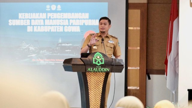Bupati Gowa Adnan Purichta Ichsan saat memberikan kuliah umum pada pembukaan kelas perdana program Mahasantri, di Ruang Rapat Senat Rektorat UIN Alauddin Makassar, Samata, Selasa (24/01). (Dok. Humas Gowa)