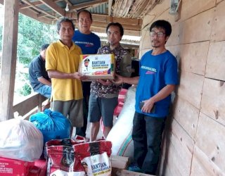 Gubernur Sulsel Salurkan Bantuan ke Korban Kebakaran dan Angin Puting Beliung di Toraja