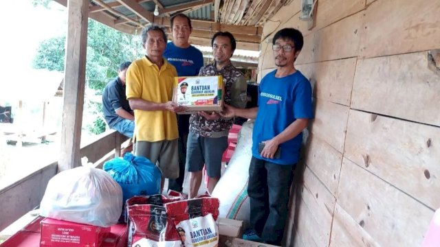 Penyaluran bantuan untuk korban kebakaran dan angin puting beliung di Kabupaten Tana Toraja. (Istimewa)