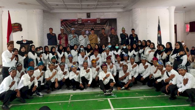 Sesi foto anggota PPS Wakatobi bersama Bupati Wakatobi H. Haliana dan para komisioner KPU Wakatobi usai Pelantikan, Selasa (24/01/2023). (Foto: Gayus Irawadi / Republiknews.co.id)