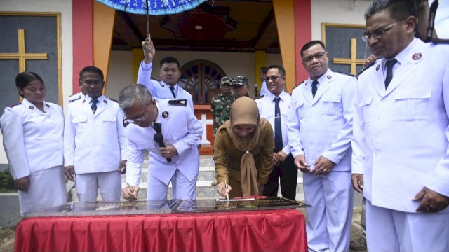 Bupati Luwu Utara Indah Putri Indriani, saat menandatangani prasasti Peresmian Gereja di Desa Marante, Kecamatan Seko, Selasa (24/01/2023). (Istimewa)