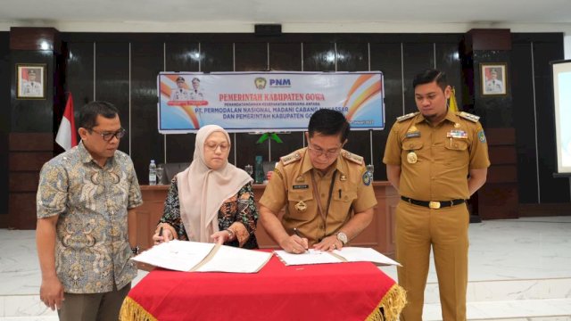Bupati Gowa Adnan Purichta Ichsan saat menyaksikan proses penandatanganan kerjasama antara Pemkab Gowa dengan PT. PNM Cabang Makassar yang dilakukan Kepala Dinas Koperasi dan UKM Kabupaten Gowa, Mahmuddin dan Pemimpin Cabang PT. PNM Cabang Makassar di Baruga Tinggi Mae, Rujab Bupati Gowa, kemarin. (Dok. Humas Gowa)