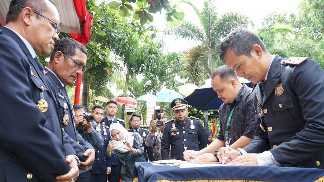 Penandatanganan kerjasama antara Kepala Kantor Imigrasi Makassar dengan PT Gojek - Tokopedia di sela-sela peringatan HBI ke-73 di Taman Integritas Kantor Imigrasi Makassar, Kamis (26/01). (Dok. Humas Kanwil Kemenkumham Sulsel)