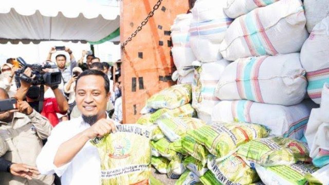 Gubernur Sulsel Andi Sudirman Sulaiman, saat memperlihatkan Mandiri Benih. (Istimewa)